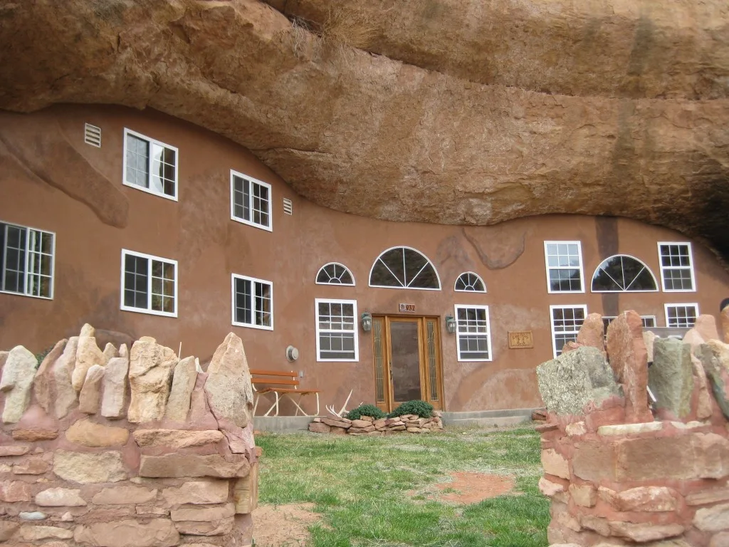 cave dwelling cave palace ranch