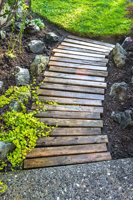 Pallet garden path