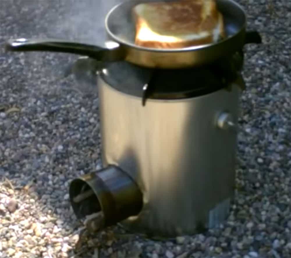Tin can rocket stove