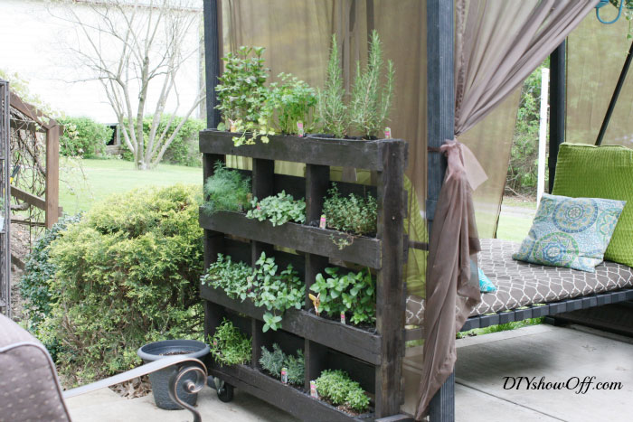 AWESOME Free-Standing DIY Pallet Herb Garden