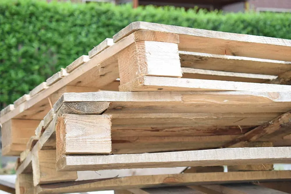 Building with wood pallets