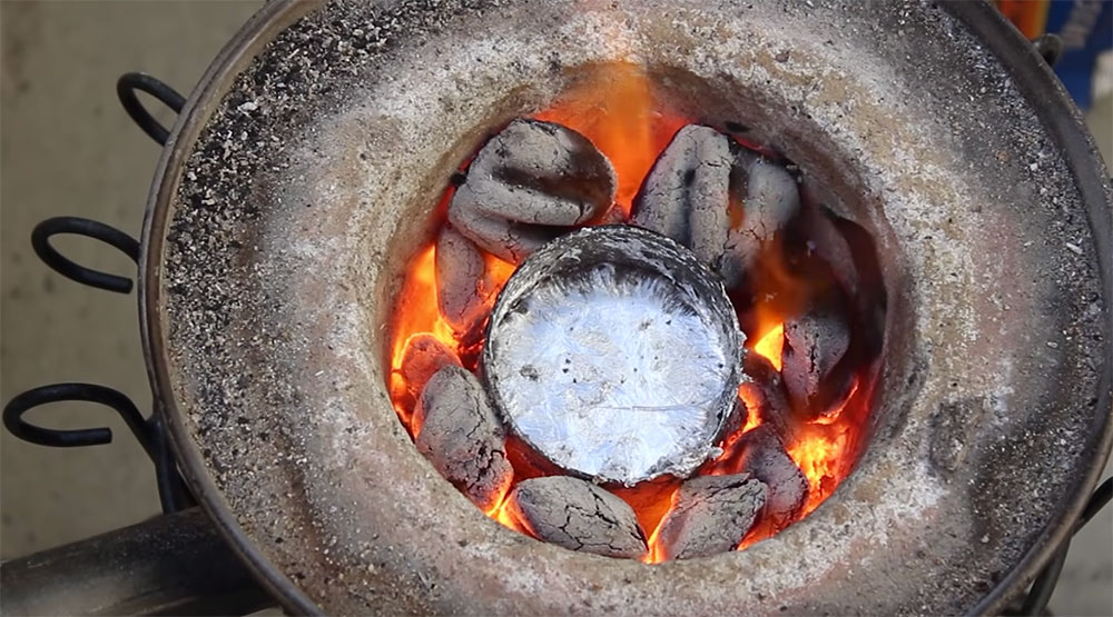 Melting Aluminum Cans With 20 Homemade