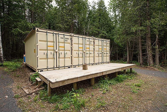 solar-powered-shipping-container-cabin5