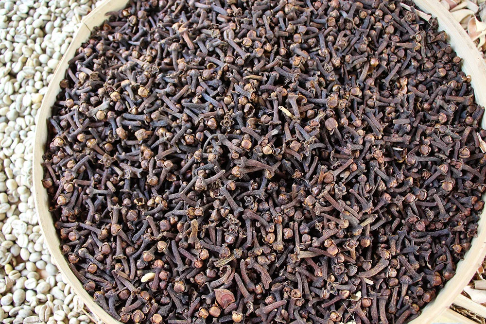 Clove oil as a DIY weed killer