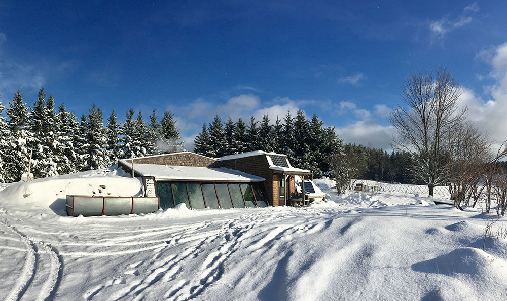 Off grid earthship