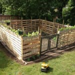 Pallet garden fence - Pinterest